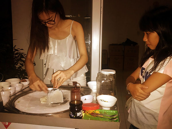 Top 7 Hoa hậu Đại dương Thảo Huyền đi bán kem cuộn