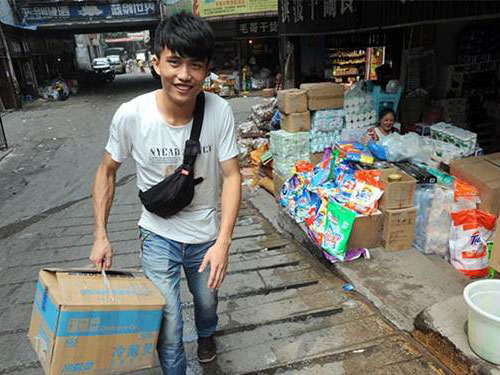 Chàng sinh viên kiếm bộn tiền nhờ bán băng vệ sinh